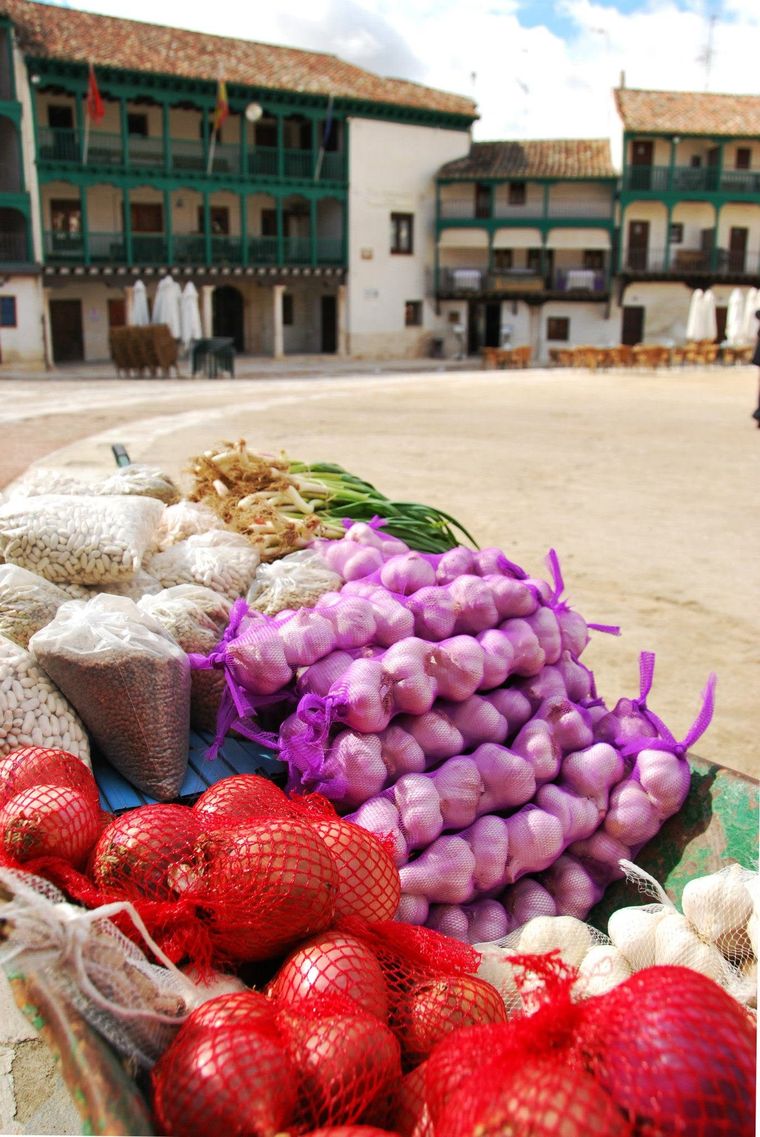 A market stall of garlic, onions and tomatoes in the Plaza Mayor at Chinchón